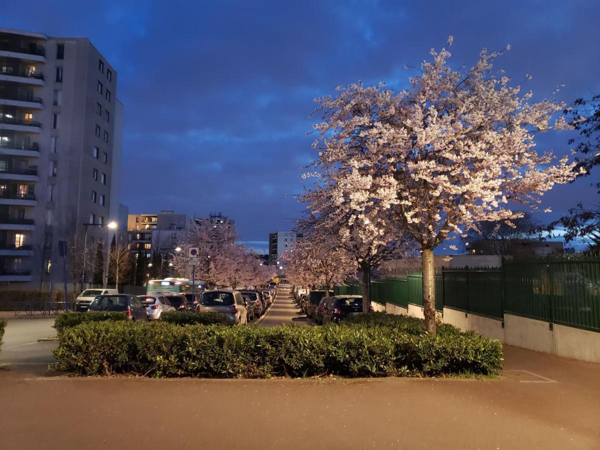 Disponible - Appartement Entier - 10Mn Rer B Aeroport Cdg - Paris Gare Du Nord, T11 Express, Le Bourget, Tout Equipe, Netflix Gratuit, 3 Personnes, 4Eme Etage, Escaliers, Parc Des Expositions, Parking Rue Gratuit Apres 19H Drancy Extérieur photo